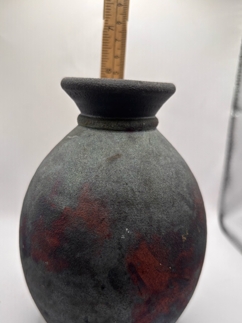 Raku Vase Rough Textured Surface and Dark Mottled Colors Signed by Graydon, 2000 - Picture 5 of 8